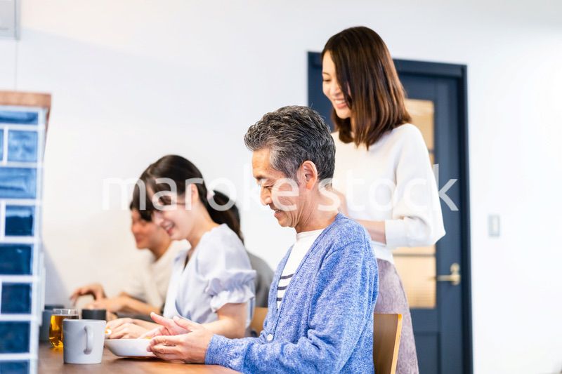 人気のカフェレストランでランチを食べる客