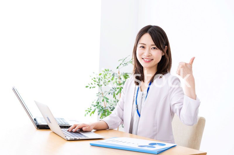 オフィスでグッドサインをする若いビジネスウーマン