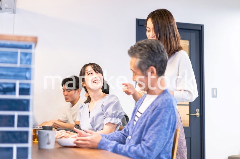 人気のカフェレストランでランチを食べる客