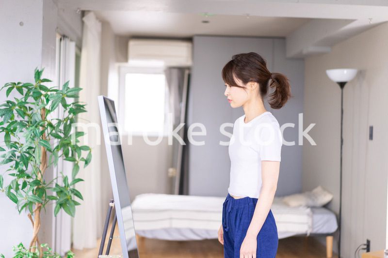 ダイエットをする若い女性