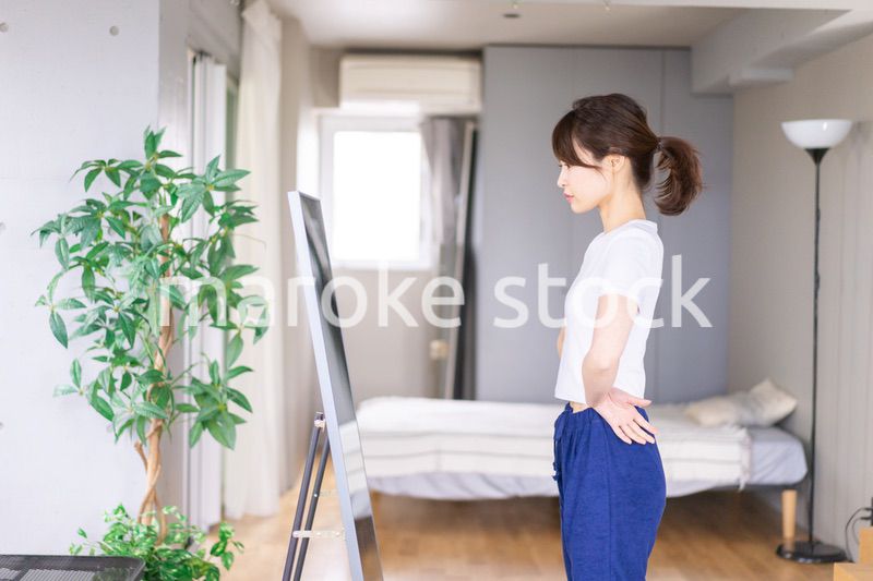 ダイエットをする若い女性