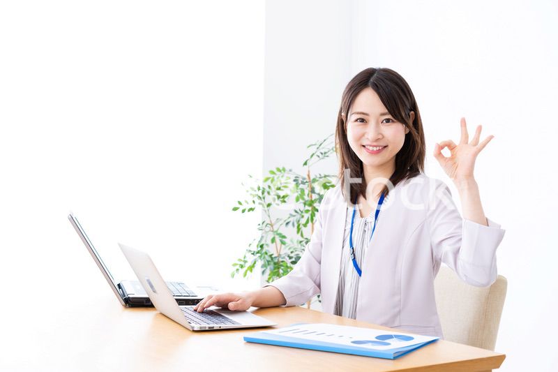 オフィスでグッドサインをする若いビジネスウーマン