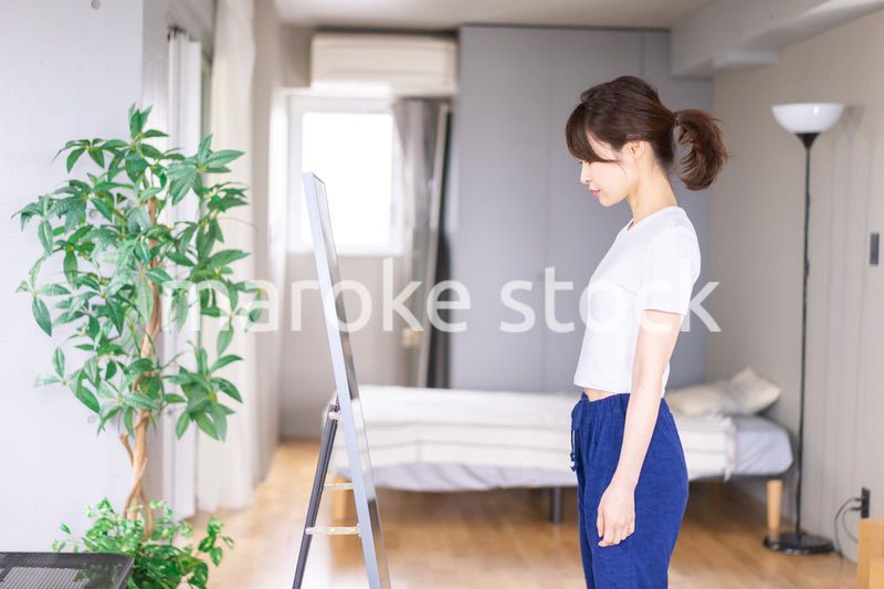 ダイエットをする若い女性