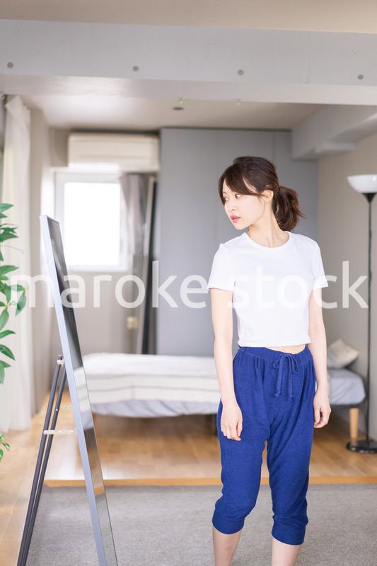 ダイエットをする若い女性