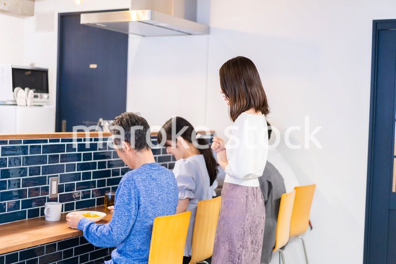 人気のカフェレストランでランチを食べる客