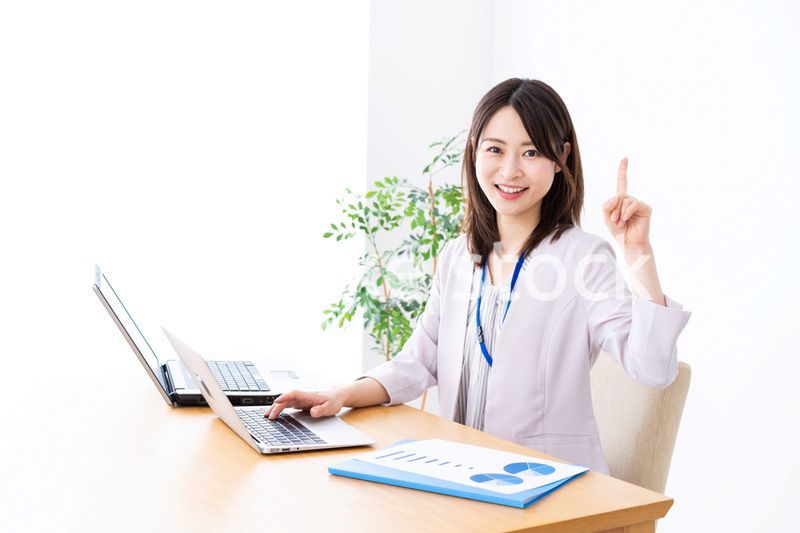 オフィスで指を指す若いビジネスウーマン