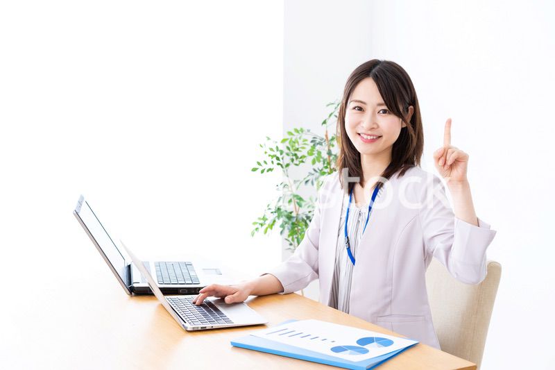 オフィスで指を指す若いビジネスウーマン