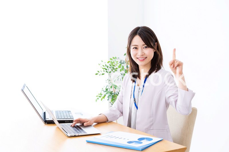 オフィスで指を指す若いビジネスウーマン