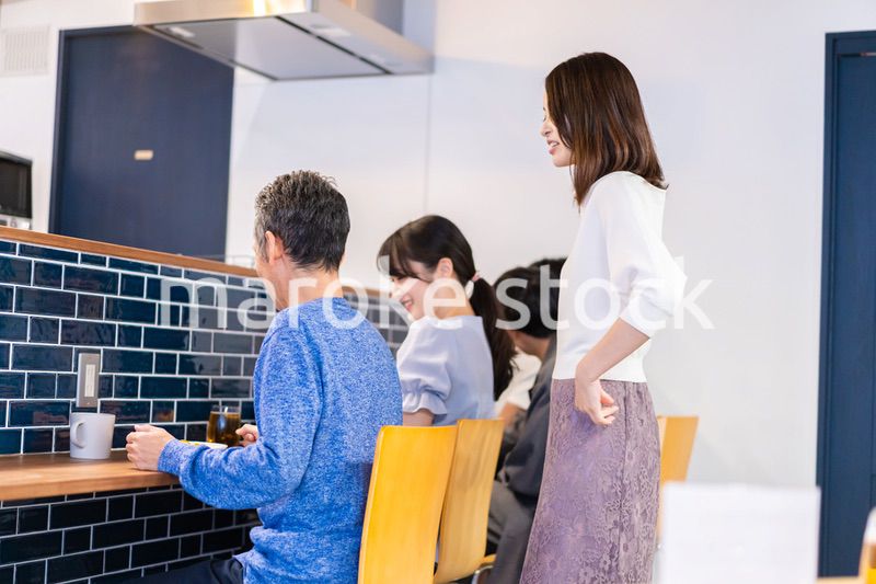 人気のカフェレストランでランチを食べる客