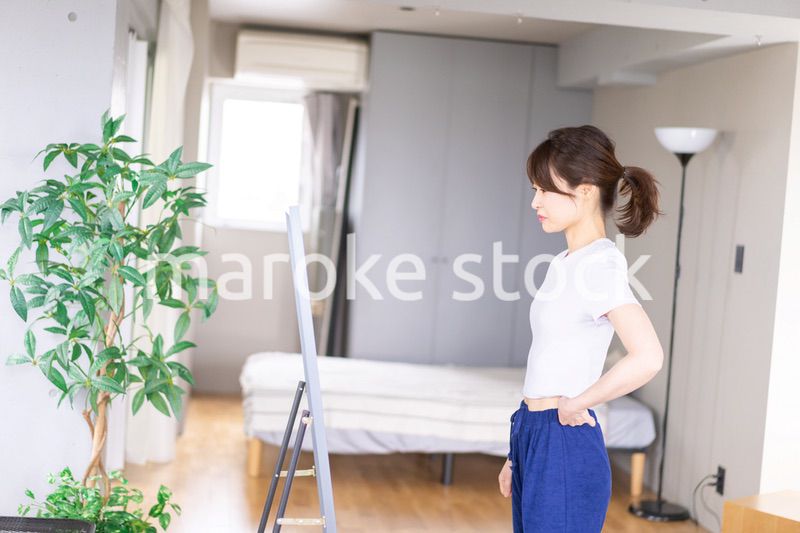 ダイエットをする若い女性