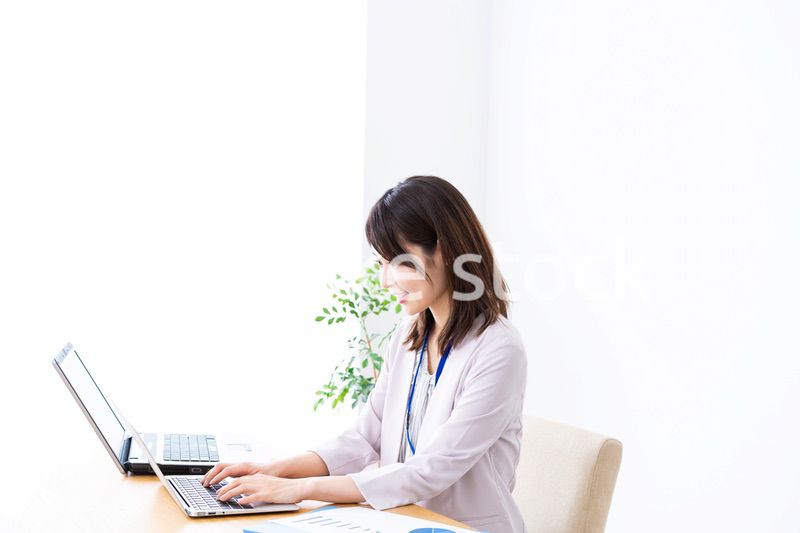 オフィスで事務作業をする若いビジネスウーマン