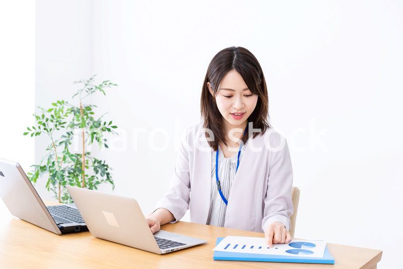 オフィスで事務作業をする若いビジネスウーマン