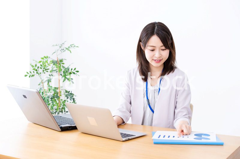 オフィスで事務作業をする若いビジネスウーマン