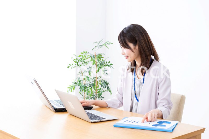 オフィスで事務作業をする若いビジネスウーマン