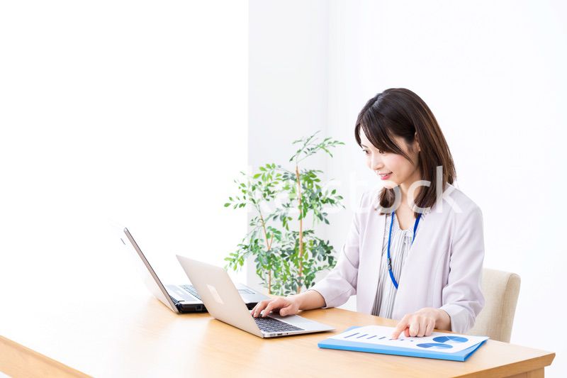 オフィスで事務作業をする若いビジネスウーマン