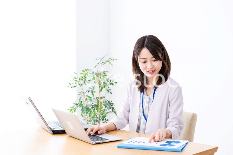 オフィスで事務作業をする若いビジネスウーマン