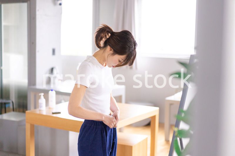 ダイエットをする若い女性