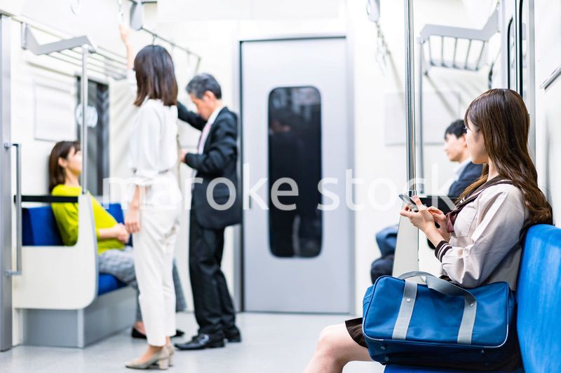 電車・地下鉄で移動する人々