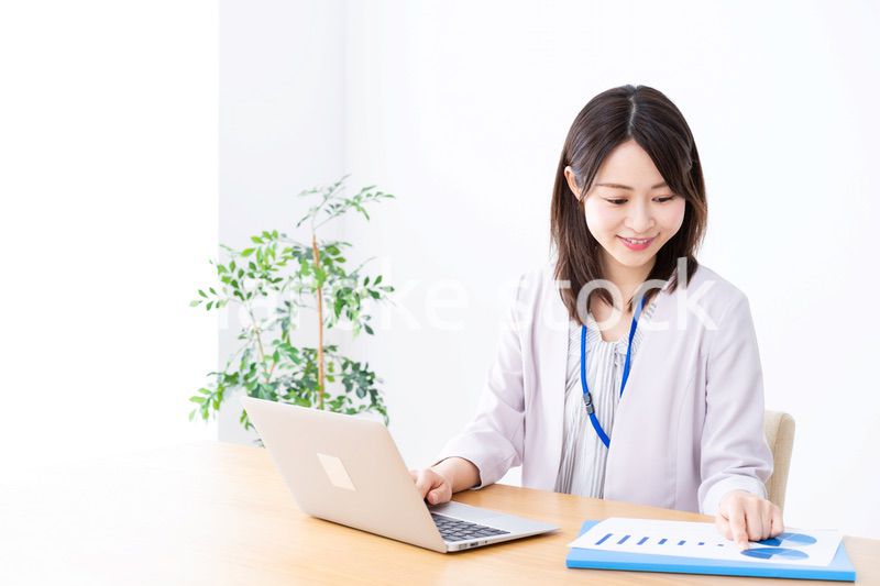 オフィスで事務作業をする若いビジネスウーマン