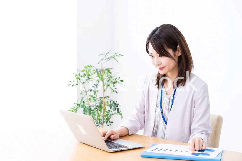 オフィスで事務作業をする若いビジネスウーマン