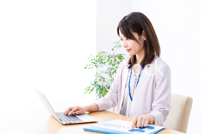 オフィスで事務作業をする若いビジネスウーマン