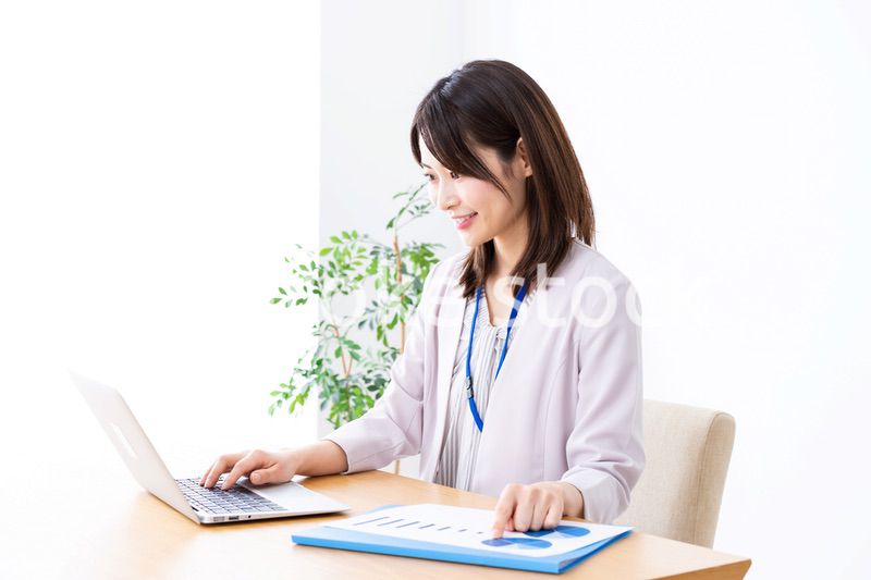 オフィスで事務作業をする若いビジネスウーマン