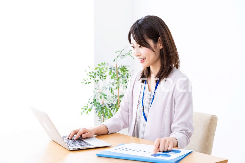 オフィスで事務作業をする若いビジネスウーマン