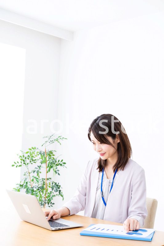 オフィスで事務作業をする若いビジネスウーマン