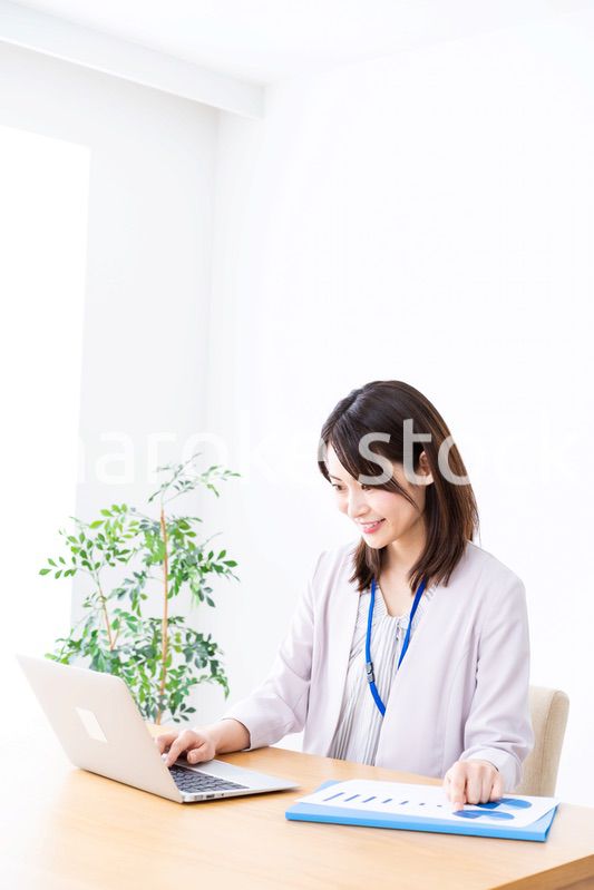 オフィスで事務作業をする若いビジネスウーマン