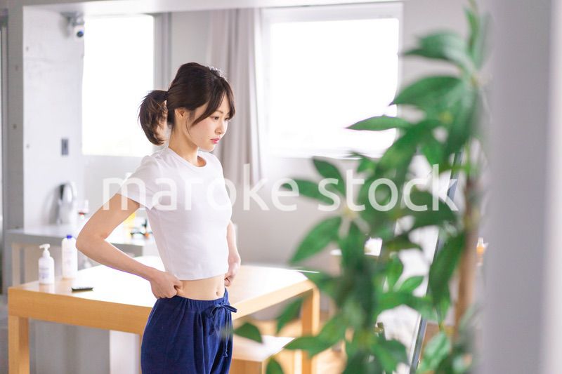 ダイエットをする若い女性