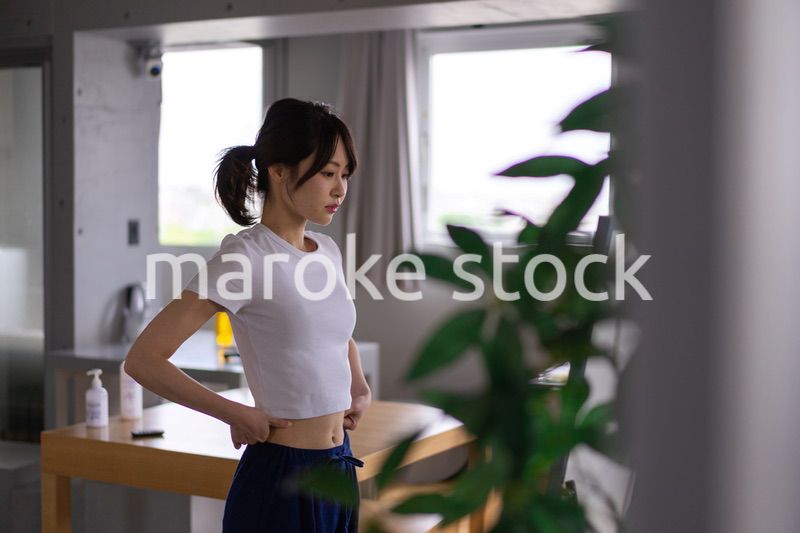 ダイエットをする若い女性