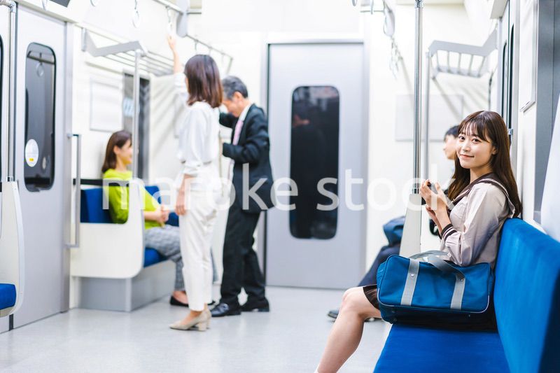電車・地下鉄で移動する人々