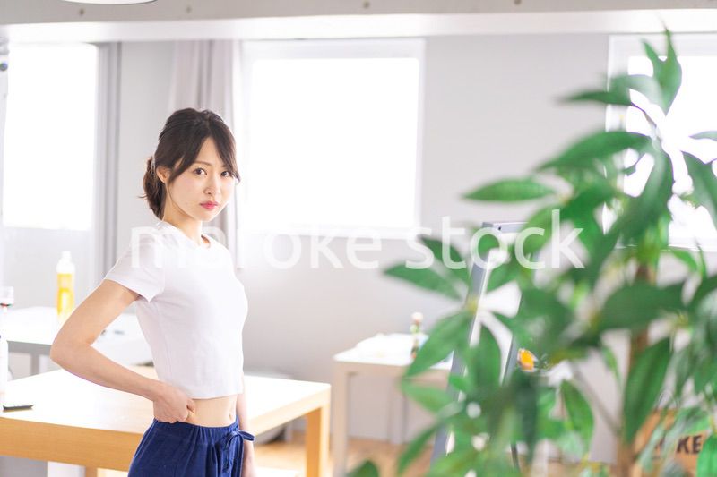 ダイエットをする若い女性