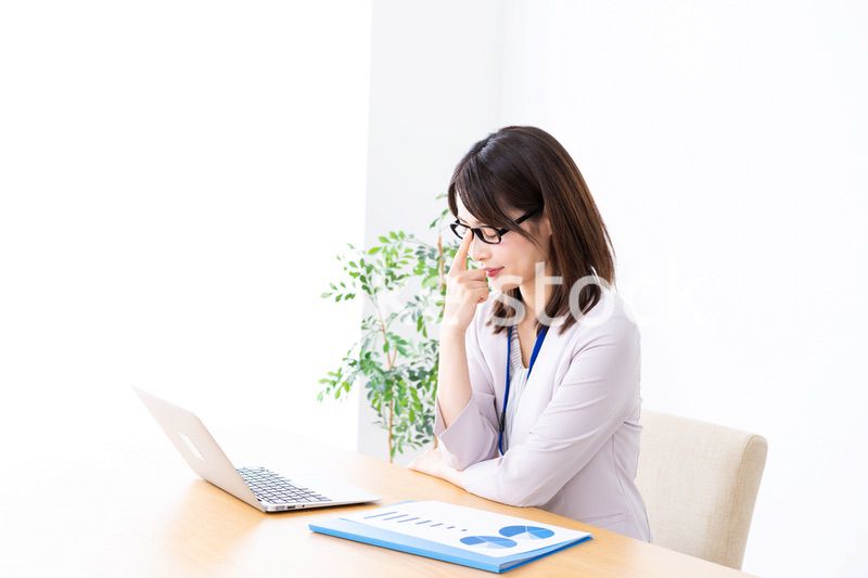 過労で疲れる若いビジネスウーマン