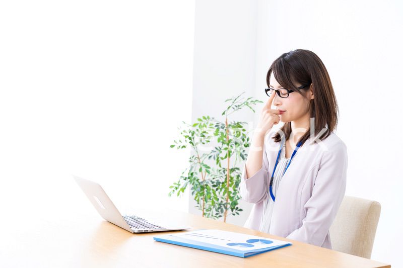 過労で疲れる若いビジネスウーマン