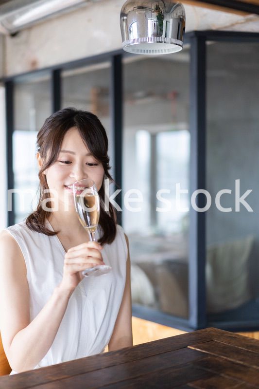 スパークリングワインを飲む若い女性