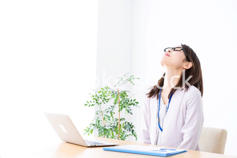 過労で疲れる若いビジネスウーマン