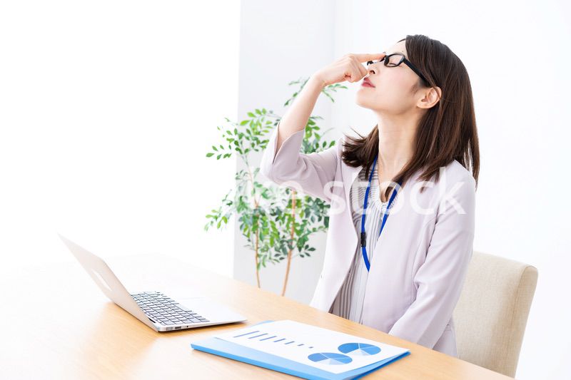 過労で疲れる若いビジネスウーマン