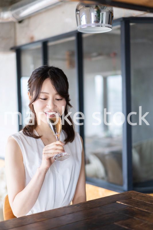 スパークリングワインを飲む若い女性