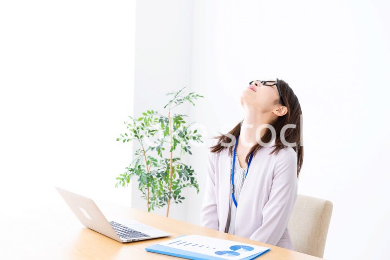 過労で疲れる若いビジネスウーマン