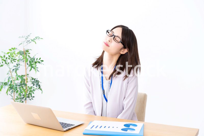 過労で疲れる若いビジネスウーマン