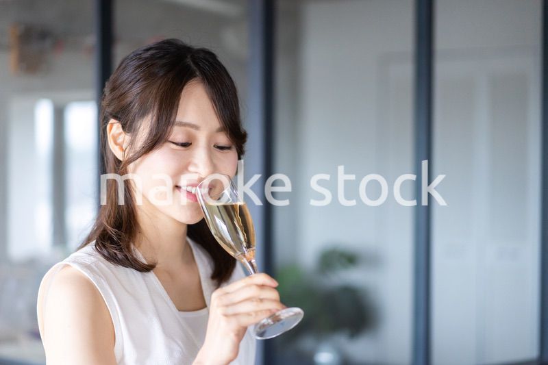 スパークリングワインを飲む若い女性