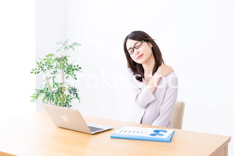 過労で疲れる若いビジネスウーマン