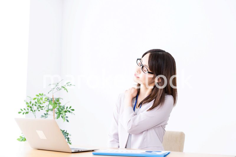 過労で疲れる若いビジネスウーマン