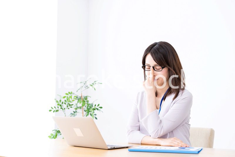 過労で疲れる若いビジネスウーマン