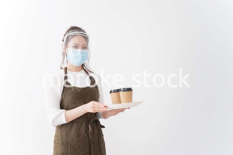 感染症対策を徹底したカフェスタッフ