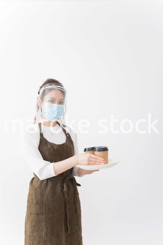 感染症対策を徹底したカフェスタッフ