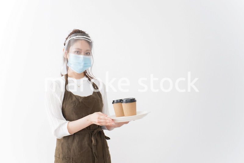 感染症対策を徹底したカフェスタッフ