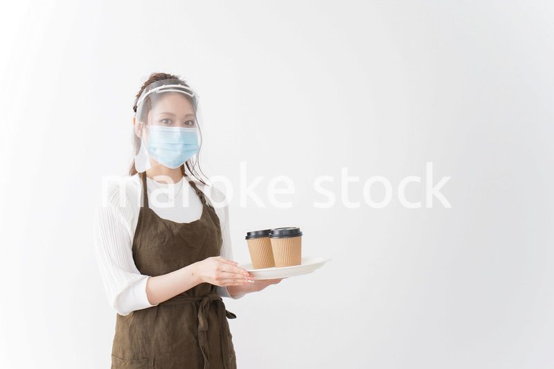 感染症対策を徹底したカフェスタッフ