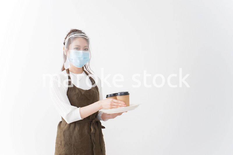 感染症対策を徹底したカフェスタッフ